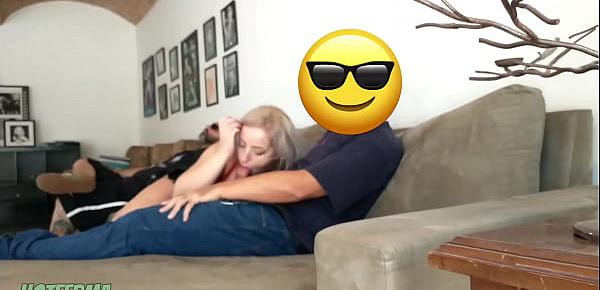  Esposa infiel fodendo com amigo ao lado do corno